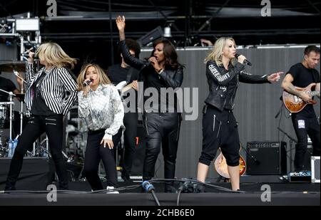 (links nach rechts) Allerheiligen Nicole Appleton, Shaznay Lewis, Melanie Blatt und Natalie Appleton führen auf der Virgin Media Bühne beim V Festival im Hylands Park in Chelmsford, Essex. Stockfoto