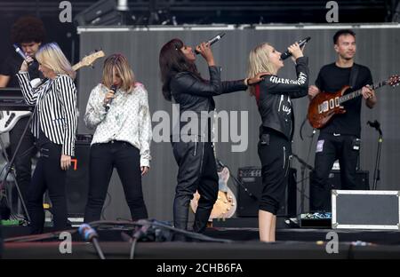 (links nach rechts) Allerheiligen Nicole Appleton, Shaznay Lewis, Melanie Blatt und Natalie Appleton führen auf der Virgin Media Bühne beim V Festival im Hylands Park in Chelmsford, Essex. Stockfoto