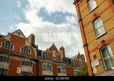 London - luxuriöse rote Backsteingebäude in Marylebone Stockfoto