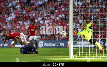 Zlatan Ibrahimovic von Manchester United erzielt das zweite Tor seines Spielers. Stockfoto