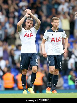 Tottenham Hotspur's Toby Alderweireld (links) und Tottenham Hotspur's Jan Vertonghen applaudiert die Fans nach dem letzten Pfiff. Stockfoto