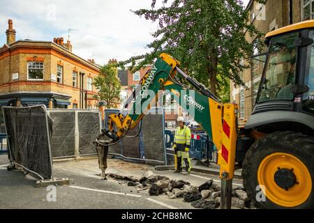 London - September 2020: FM Conway Straßenbaustelle im Zentrum von London - ein britisches Infrastrukturunternehmen. Stockfoto