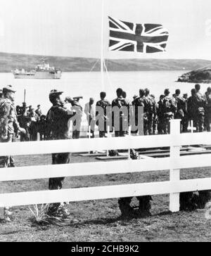 Ein Bild des Verteidigungsministeriums, das in London veröffentlicht wurde und den Privatleuten John Urquhart (25), Queen's Own Highlanders, zeigt, der während der Wiederbegrabungszeremonie auf dem Blue Beach Military Cemetery in Port San Carlos die letzte Post von 14 Männern, die bei den Falklandkämpfen ums Leben kamen, erklingt. Stockfoto