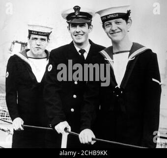 Die drei Brüder Coulton, die in verschiedenen Schiffen in den Falkland in den Krieg zogen, trafen sich heute zum ersten Mal seit Beginn des Konflikts. Der Navy-Koch Sean (r), 21, kam auf der HMS 'Apollo' nach Devonport, um seine Brüder Brendon (l), 23, von der HMS 'Alacrity', und den medizinischen Assistenten des Kleinoffiziers Ian, 27, vom Spitalschiff 'Uganda' zu treffen. Stockfoto