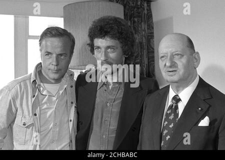 ATV-Vorsitzender Sir Lew Grade (rechts) mit dem jungen Salford-Schauspieler Robert Powell (Mitte) und Franco Zeffirelli heute in London, als Sir Lew bekannt gab, dass Powell ausgewählt wurde, Jesus in der Â£4 Millionen TV-Serie The Life of Jesus zu porträtieren, Regie: Zeffirelli für ATV und das italienische Staatsfernsehen RAI. Stockfoto