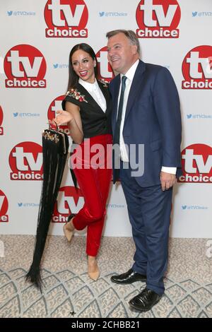 Ed Kugeln und Katya Jones Ankunft für den TV Choice Awards 2016 statt im The Dorchester Hotel, Park Lane, London. PRESSEVERBAND Foto. Bild Datum: Montag, 5. September 2016. Vgl. PA Geschichte SHOWBIZ TVChoice. Bildnachweis sollte lauten: Daniel Leal-Olivas/PA Wire Stockfoto