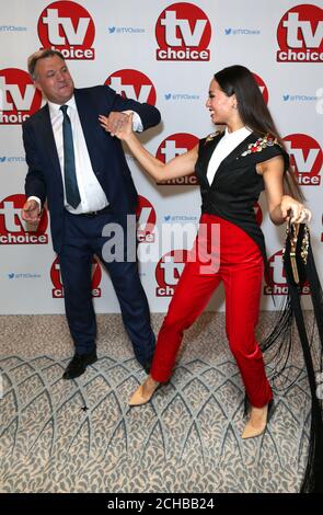 Ed Kugeln und Katya Jones Ankunft für den TV Choice Awards 2016 statt im The Dorchester Hotel, Park Lane, London. PRESSEVERBAND Foto. Bild Datum: Montag, 5. September 2016. Vgl. PA Geschichte SHOWBIZ TVChoice. Bildnachweis sollte lauten: Daniel Leal-Olivas/PA Wire Stockfoto