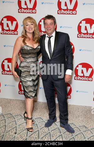 Sally Ann Matthews und Richard Hawley kommen zu den TV Choice Awards 2016 im Dorchester Hotel, Park Lane, London. DRÜCKEN Sie VERBANDSFOTO. Bilddatum: Montag, 5. September 2016. Siehe PA Geschichte SHOWBIZ TVChoice. Bildnachweis sollte lauten: Daniel Leal-Olivas/PA Wire Stockfoto