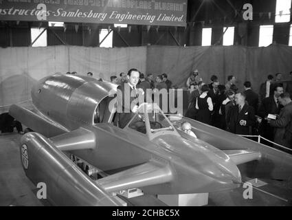 Donald Campbell steigt in das Cockpit des neuen Bluebird, des £25,000 Turbo-Jet-Wasserflugzeugs, in dem er versuchen wird, einen Weltrekord im Wasser zu stellen. Stockfoto