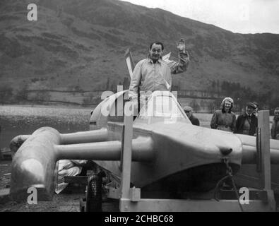 Donald Campbell winkt aus dem Cockpit seines Turbojet-Wasserflugzeuges Bluebird, nachdem das Speedcraft in Ullswater, Cumberland, gestartet wurde, um für seinen Versuch auf den Weltrekord im Wasser bereit zu sein. Campbell erwartet, seinen ersten Testlauf vor Ende der Woche zu machen. Stockfoto