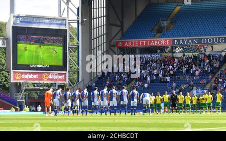 Blackburn Rovers und Norwich City Spieler beobachten eine Schweigeminute Vor dem Spiel Stockfoto