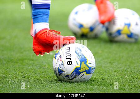 Detail eines Sheffield Mittwoch Spieler Boot und ein Mitre Fußball auf dem Spielfeld Stockfoto