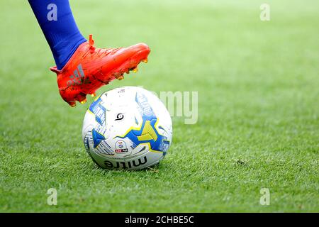 Detail eines Sheffield Mittwoch Spieler Boot und ein Mitre Fußball auf dem Spielfeld Stockfoto