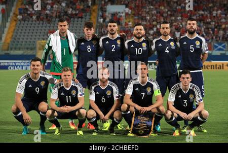 Schottland Teamgruppe. Oberste Reihe L-R: Torwart David Marshall, Oliver Burke, Callum Paterson, Robert Snodgrass, Russell Martin, Grant Hanley. Vordere Reihe L-R: Chris Martin, Matt Ritchie, Barry Bannan, Darren Fletcher, Andrew Robertson Stockfoto