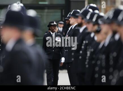 Superintendent Robyn Williams, der stellvertretende Leiter der Ausbildung MPS, inspiziert neue Rekruten während der ersten Passierparade des Metropolitan Police Service auf dem neu erschlossenen Gelände des Peel Centre in Hendon im Norden Londons. DRÜCKEN Sie VERBANDSFOTO. Bilddatum: Freitag, 9. September 2016. Bildnachweis sollte lauten: Yui Mok/PA Wire Stockfoto