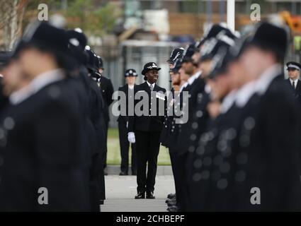 Superintendent Robyn Williams, der stellvertretende Leiter der Ausbildung MPS, inspiziert neue Rekruten während der ersten Passierparade des Metropolitan Police Service auf dem neu erschlossenen Gelände des Peel Centre in Hendon im Norden Londons. DRÜCKEN Sie VERBANDSFOTO. Bilddatum: Freitag, 9. September 2016. Bildnachweis sollte lauten: Yui Mok/PA Wire Stockfoto