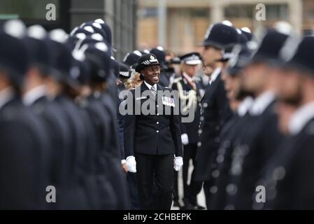 Superintendent Robyn Williams, der stellvertretende Leiter der Ausbildung MPS, inspiziert neue Rekruten während der ersten Passierparade des Metropolitan Police Service auf dem neu erschlossenen Gelände des Peel Centre in Hendon im Norden Londons. DRÜCKEN Sie VERBANDSFOTO. Bilddatum: Freitag, 9. September 2016. Bildnachweis sollte lauten: Yui Mok/PA Wire Stockfoto