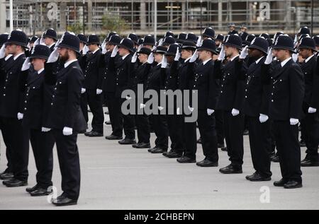 Neue Rekruten während der ersten Passanten-Parade des Metropolitan Police Service auf dem neu erschlossenen Gelände des Peel Centre in Hendon im Norden Londons. DRÜCKEN Sie VERBANDSFOTO. Bilddatum: Freitag, 9. September 2016. Bildnachweis sollte lauten: Yui Mok/PA Wire Stockfoto