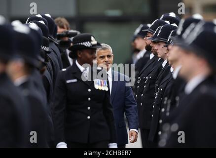 Der Bürgermeister von London, Sadiq Khan, mit dem stellvertretenden Ausbildungsleiter Robyn Williams während der ersten Passierparade des Metropolitan Police Service auf dem neu erschlossenen Gelände des Peel Centre in Hendon, im Norden Londons. DRÜCKEN Sie VERBANDSFOTO. Bilddatum: Freitag, 9. September 2016. Bildnachweis sollte lauten: Yui Mok/PA Wire Stockfoto