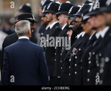 Bürgermeister von London, Sadiq Khan (zurück zur Kamera), mit Superintendent Robyn Williams, dem stellvertretenden Leiter der Ausbildung MPS, während der ersten Passierparade des Metropolitan Police Service auf dem neu erschlossenen Gelände des Peel Center in Hendon im Norden Londons. DRÜCKEN Sie VERBANDSFOTO. Bilddatum: Freitag, 9. September 2016. Bildnachweis sollte lauten: Yui Mok/PA Wire Stockfoto