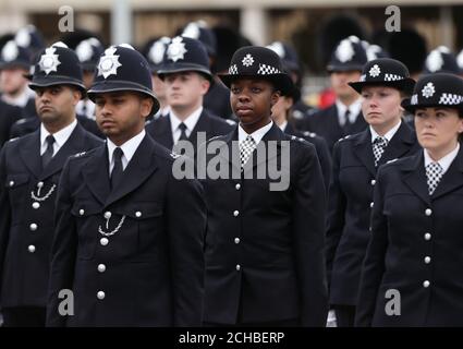 Neue Rekruten während der ersten Passanten-Parade des Metropolitan Police Service auf dem neu erschlossenen Gelände des Peel Centre in Hendon im Norden Londons. DRÜCKEN Sie VERBANDSFOTO. Bilddatum: Freitag, 9. September 2016. Bildnachweis sollte lauten: Yui Mok/PA Wire Stockfoto