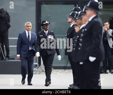 Der Bürgermeister von London, Sadiq Khan, mit dem stellvertretenden Ausbildungsleiter Robyn Williams während der ersten Passierparade des Metropolitan Police Service auf dem neu erschlossenen Gelände des Peel Centre in Hendon, im Norden Londons. DRÜCKEN Sie VERBANDSFOTO. Bilddatum: Freitag, 9. September 2016. Bildnachweis sollte lauten: Yui Mok/PA Wire Stockfoto