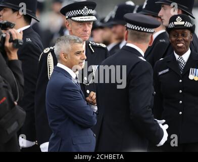 Der Bürgermeister von London, Sadiq Khan (unten links), mit dem MPS-Kommissar Sir Bernard Hogan-Howe (oben) und dem stellvertretenden Leiter der Ausbildung, Robyn Williams (rechts), während der ersten Passierparade des Metropolitan Police Service auf dem neu erschlossenen Gelände des Peel Centre in Hendon, im Norden Londons. DRÜCKEN Sie VERBANDSFOTO. Bilddatum: Freitag, 9. September 2016. Bildnachweis sollte lauten: Yui Mok/PA Wire Stockfoto