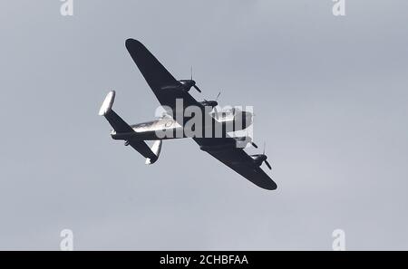 Die Schlacht of Britain Memorial Flight einschließlich einen Lancaster-Bomber, herabfliegen ein Spitfire und ein Hurrikan den Fluss Mersey in Richtung Southport, Southport Airshow teilnehmen. Stockfoto