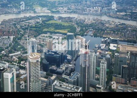 Luftaufnahme von Canary Wharf und der Isle of Dogs beim Anflug auf den London City Airport, Großbritannien. Im Hintergrund die Themse und Greenwich. Stockfoto