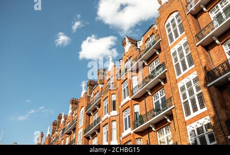 London - luxuriöse rote Backsteingebäude in Marylebone Stockfoto