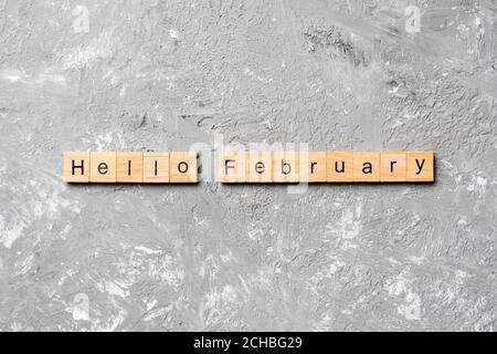 hallo Februar Wort auf Holzblock geschrieben. hallo Februar Text auf Tisch, Konzept. Stockfoto