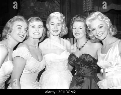 Einige der Finalisten beim Miss England Wettbewerb im Lyceum Ballroom, London. (l-r) Jean Miller, 24, aus London, Beryl Martin, 22, aus Derby, Diana Francombe, 20, aus Brighton, Marilyn Davies, 21, aus Stockport, und Deanne Coltman, 19 aus Liverpool. Stockfoto