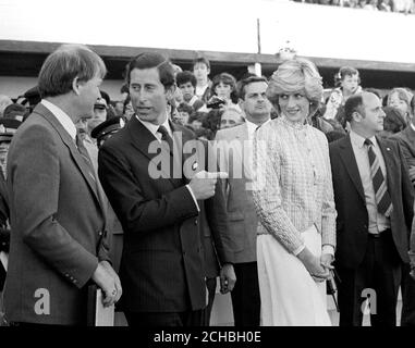 Der Prinz von Wales weist auf etwas hin, das die Prinzessin während des Besuchs des Königspaares im Driving Park in Charlottetown, Prince Edward Island, beobachtet, als sie zum Siegerkreis gingen, um Trophäen zu präsentieren. Stockfoto