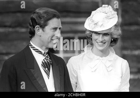 Eine Nahaufnahme des Prinzen und der Prinzessin von Wales in historischen Kostümen, während sie an einem Grill in Edmonton, Alberta, nahe dem Ende ihrer 18-tägigen Tour durch Ostkanada teilnehmen. Stockfoto