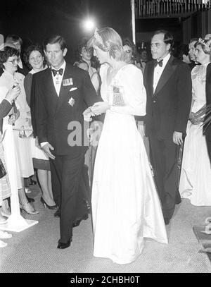 Der Prinz und die Prinzessin von Wales, die von einem Abendessen der Regierung von Neufundland abreisen, gefolgt von Premier Brian Peckford, in St. John's letzter Nacht. Das Königspaar ist auf einem 18-tägigen Besuch der östlichen kanadischen Provinzen. Stockfoto