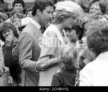 Prinz Charles mit seinem Arm um die Prinzessin von Wales, während sie die Massen in Charlottetown, Prince Edward Island, während ihrer Tour durch Kanada treffen. Stockfoto