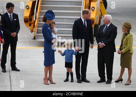 Der Herzog und die Herzogin von Cambridge mit Prinzessin Charlotte und Prinz George mit dem Generalgouverneur von Kanada David Johnston und seine Frau Sharon, während Prinz George in Richtung der kanadischen Premierministerin Justine Trudeau winkt, nachdem er am ersten Tag der Royal Tour nach Kanada am Victoria International Airport angekommen ist. DRÜCKEN Sie VERBANDSFOTO. Bilddatum: Samstag, 24. September 2016. Siehe PA Story ROYAL Canada. Bildnachweis sollte lauten: Andrew Milligan / PA Wire Stockfoto