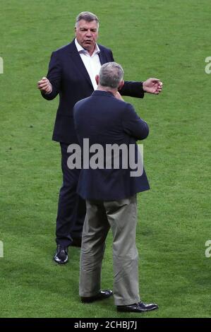 England Manager Sam Allardyce mit FA-Vorsitzender Greg Clarke (vorne) Stockfoto