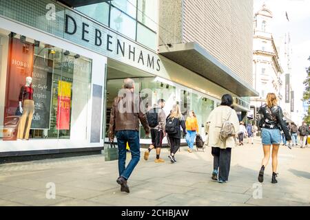 London - September 2020: Debenhams-Laden in der Oxford Street, einem britischen Kaufhaus in der High Street Stockfoto