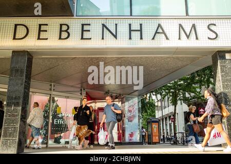 London - September 2020: Debenhams-Laden in der Oxford Street, einem britischen Kaufhaus in der High Street Stockfoto