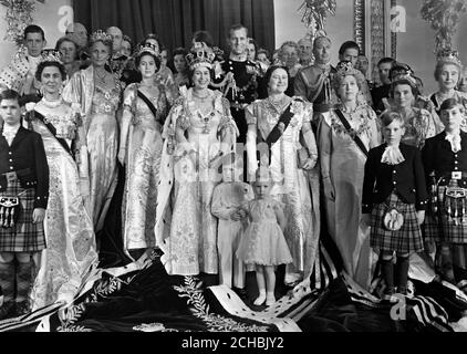 Königin Elizabeth II. In ihren Krönungsroben, fotografiert mit ihrer Familie und anderen Mitgliedern der königlichen Familie, im Thronsaal des Buckingham Palace. Stockfoto