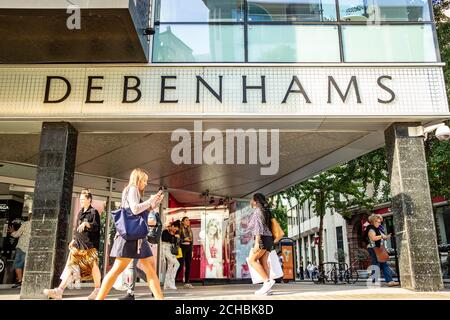 London - September 2020: Debenhams-Laden in der Oxford Street, einem britischen Kaufhaus in der High Street Stockfoto