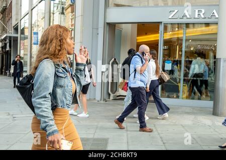 London - September 2020: Shopper, die an Zara auf der Oxford Street im Westen vorbeilaufen Stockfoto