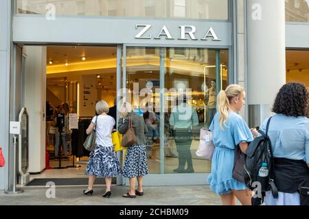 London - September 2020: Shopper, die an Zara auf der Oxford Street im Westen vorbeilaufen Stockfoto