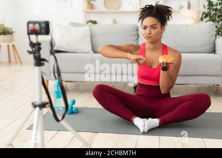 Slim Black Blogger Mädchen Machen Video Über Ernährung Zu Hause Stockfoto