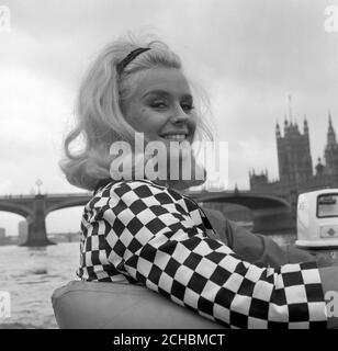 Miss World, Lesley Langley, während einer Fahrt auf einem aufblasbaren Schnellboot von Westminster nach Charing Cross, wo sie die National Camping Week Ausstellung eröffnen wird. Stockfoto