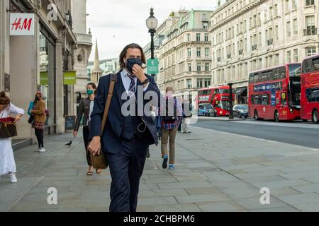 London - September 2020: Shopper in der Oxford Street tragen Covid 19 Gesichtsmasken Stockfoto