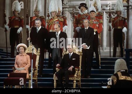 Der Herzog von Edinburgh saß neben Königin Elizabeth II., als sie aus Anlass ihres Silberjubiläums loyale Ansprachen von beiden Houses of Parliament in der Westminster Hall, London, erhält. Stockfoto