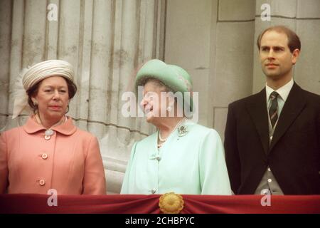 (L-R) Prinzessin Margaret, die Königin Mutter und Prinz Edward auf dem Balkon des Buckingham Palace nach dem Trooping der Farbe. Stockfoto