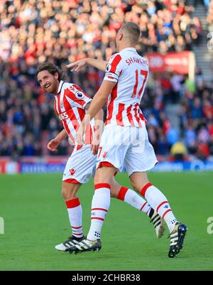 Joe Allen von Stoke City feiert das zweite Tor seiner Seite Des Spiels Stockfoto
